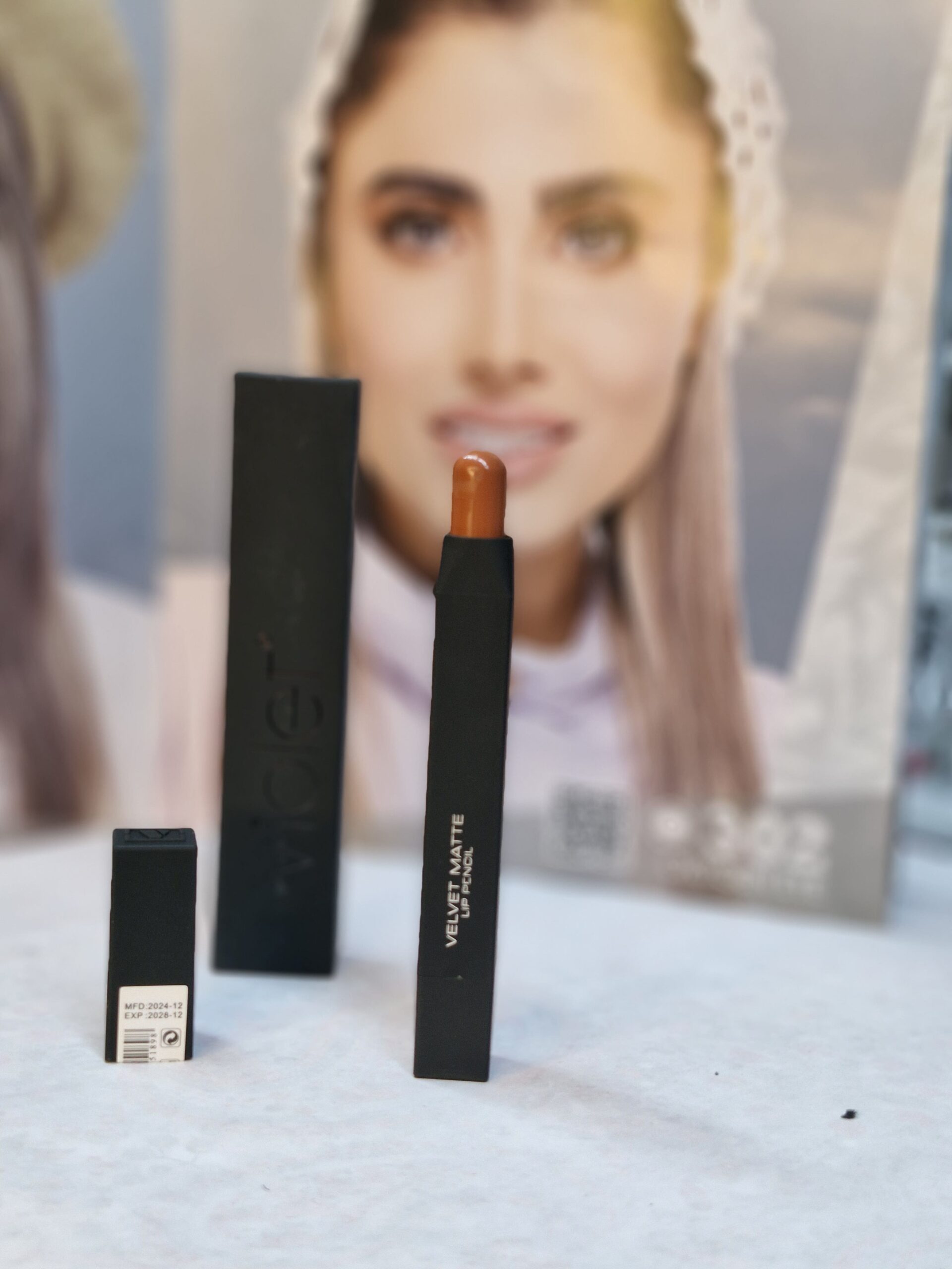 رژلب مخملی پیچی 818 ویولت