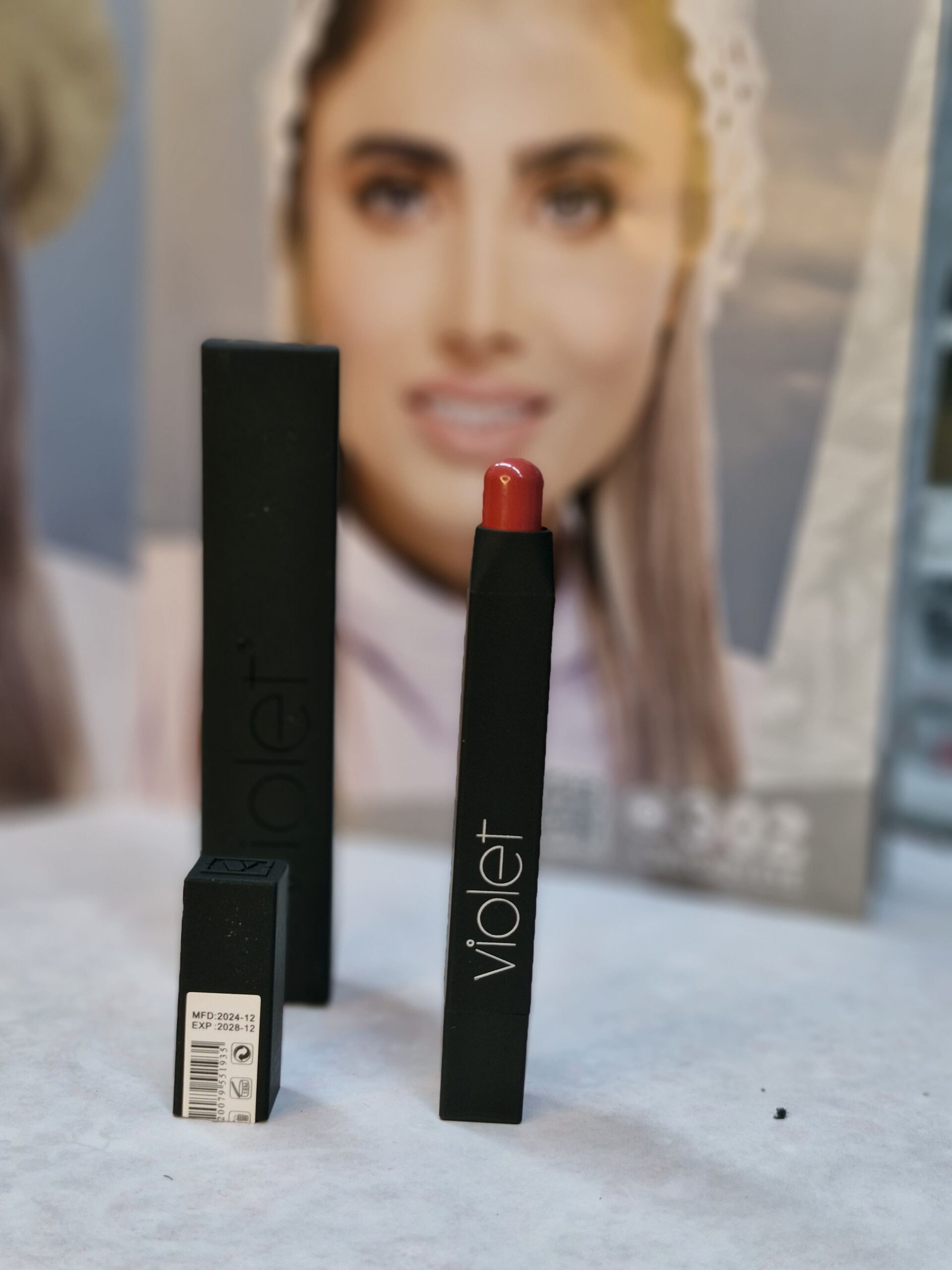 رژلب مخملی پیچی 833 ویولت