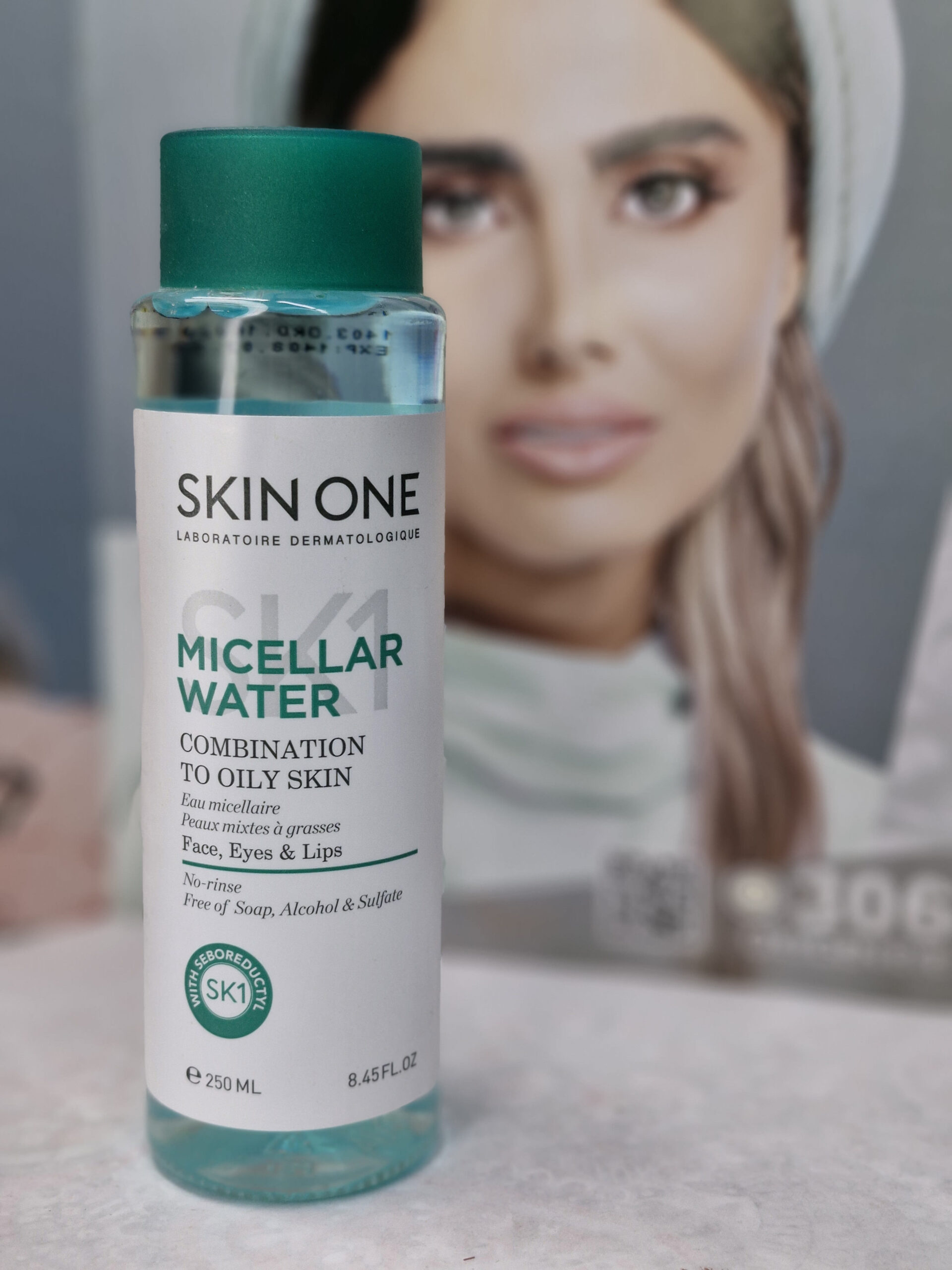 محلول پاک کننده آرایش اسکین وان پوست چرب